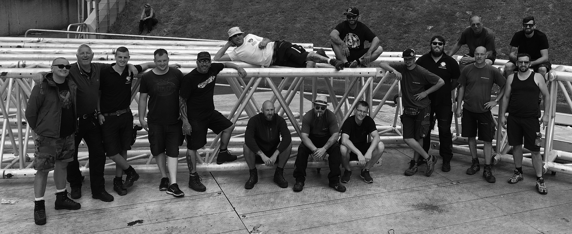 Das Stagepoint-Team auf einer Truss-Konstruktion